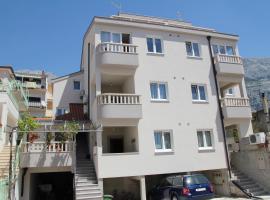 Apartments Filipovic، فندق في ماكارسكا