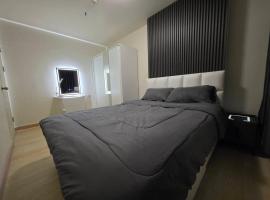 Cozy bed with WiFi Pool Gym in Udon, hotel in Udon Thani