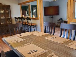 LARGE Open Floor Plan for Your Entertainment with a Short Walk to West Branch Delaware for Water fun and Fishing, hotel v destinaci Hancock