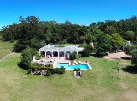 Casa de campo con piscina, bar y casa de huéspedes, hotel in Maldonado