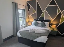Hotel-style rooms - Private en-suite, Kitchen Facilities & Private Parking available