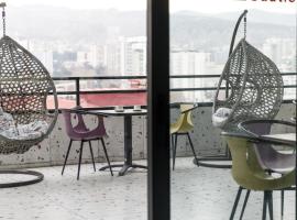 Address Inn, готель біля аеропорту Міжнародний аеропорт Тбілісі - TBS, у Тбілісі