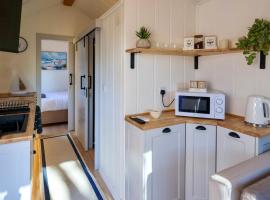 The Gatwick Cabin With Airport Parking Available，霍利的住宿