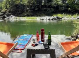 Vikendica Krivaja sa bazenom i privatnom plažom, hotel v destinaci Zavidovići