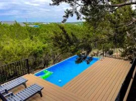 The Outlook - Spa and deck views of Hill Country
