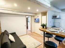 Charming Flat in the Historic Center of Saint-Rémy, hotel v destinaci Saint-Rémy-de-Provence