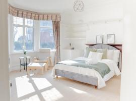 Lovely & Charming London House with Parking, ξενοδοχείο στο Λονδίνο