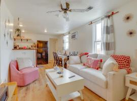 Walk to Memorial Stadium Family Home with Patio, casa de campo em Lincoln