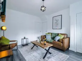 The Acacia Lodge - Stylish 3BR Wigan Retreat with Parking & Wi-Fi by Parydise Properties