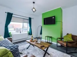 Acacia Lodge - Beautiful & Modern 3BR Stay with Free Parking - Ideal for Business & Leisure Stay by Parydise Properties