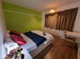 Spacious Double Room Ideal for Professionals Heathrow Uxbridge Access StockleyPark Brunel University Hillingdon Hospital Prologis Park