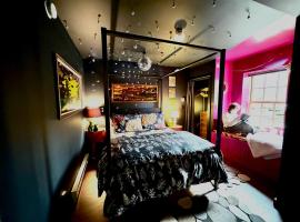 The Disco Den on Toad Road, помешкання з кухнею у місті Plainfield