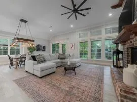 Modern 4BR Retreat, Hot Tub, Game Room near DFW