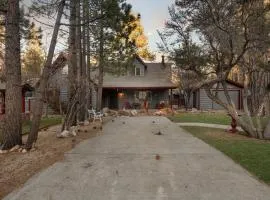 Little Red Cabin with a Hot Tub BBQ plus large Yard