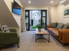 2BR City Townhouse, walk to the Convention Centre