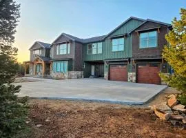 Zion Breeze - New! 6 King Suites, 8 bdrm, Hot Tub, EV, E-Scooters