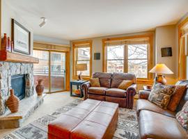 Ski-InandOut Condo with Hot Tub Access in Keystone!，基斯通的飯店