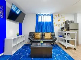 The Sapphire Haven - Stylish Basement Private Rooms With Shared Living Room, Kitchen and Bathroom, Free Street Parking, 300MB WiFi, Self Check-In & 8 Min Airport