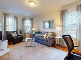 Sunny,spacious, sleeps 4, steps to MBTA,Hospitals