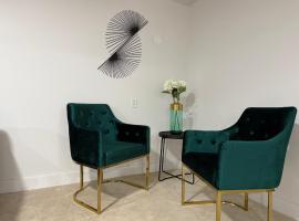 Comfy Corner Stays 2 Cross st of W Edmonton Mall, villa em Edmonton