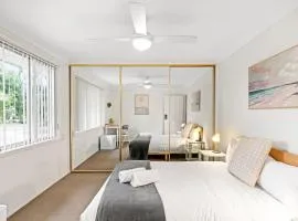 Bright & Comfy Double Room - Cozy and Well-Connected - Shared Bathroom