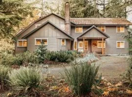 Mt Baker Lodging Cabin 3 is a Very large cabin on acreage