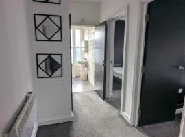 Belvoir Bank central apartment with parking