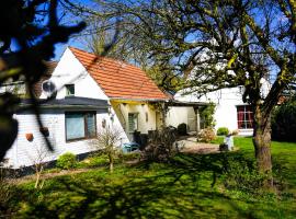 Gem&uuml;tliches Haus mit gro&szlig;em traumhaften Garten, cottage in Bremen