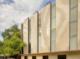 The Gravitique Hotel Khaosan