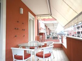 SE134 - Marotta, bilocale con balcone e garage，馬洛塔的飯店