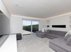 Spacious 4BD Smart Home in Idyllic Rural Setting, hotel en Royal Wootton Bassett