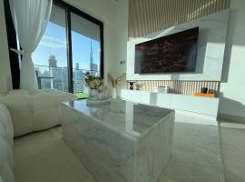 Elegant & luxury 2BR apartment Burj and canal view, hotel em Sabkhah