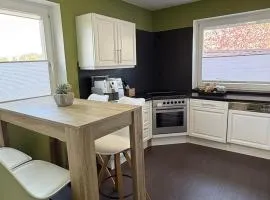 Wohnung im Grünen am Stadtrand, 50 m2, eigener Garten mit Terrasse, eigener Eingang, kostenloses Parken