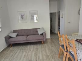 בית בכפר, cabana o cottage a Kefar Pines