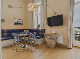 Balcon vue mer accès direct plage et piscine, hôtel au Croisic