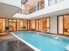 Maaplewood mountain view 9 bedrooms villa with a private heated pool and movie room
