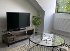 Royal Oak 7 - FREE PARKING - Sleeps 5 - Perfect for Contractors - Near Shops - Wi-Fi - Long Term Stays、ブレントウッドのホテル