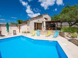 Villa Irena, a romantic villa nestled in the heart of Istria, Hotel in Pulići