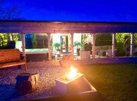 Barlosh kiloch Tpod Lodge, Ayrshire, elec jacuzzi, bbq, Firepit, indooroutdoor terrace with outdoor sofa, egg chair,dinning country views,etc very spacious inside and out, hotel v destinaci Ochiltree