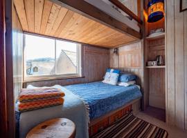 B&b Bunk Room Above Caf Alf Resco In Dartmouth, hotel in Dartmouth