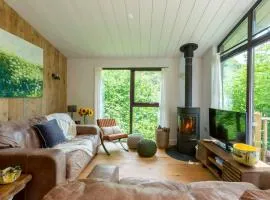 Rural Woodland Lodge With Log Fire & Sunny Deck