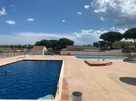Maison 6 personnes climatisée dans résidence avec piscine à 900 M des plages