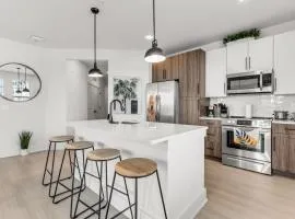 Sunny 2-Bed Oasis Pool and Gym in Apollo Beach