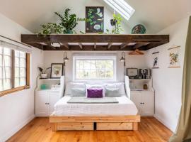 Dreamy Tiny House Cottage with Hot Tub and Garden Patio, domek nebo chatka v destinaci Nashville