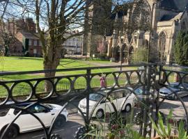 Beautiful, airy flat with Park views, khách sạn ở Leamington Spa