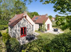 Vacation house with sunny garden near lake, hotel in Ewijk