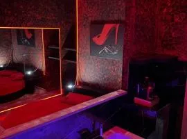 L'H LION's RED SUITE