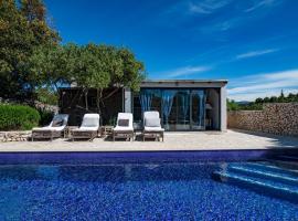 Private Cottage in olive grove with heated Pool, khách sạn ở Vinišće