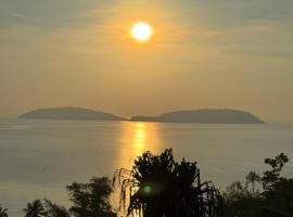 มัทรีวัลเลย์ โฮเทล，Ban Pak Nam Chumphon的有熱水按摩池的飯店