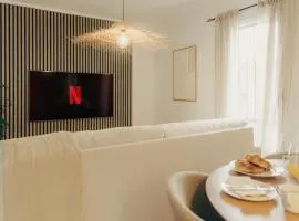 GAIA Beach House - Exclusive Stay & Free Parking
